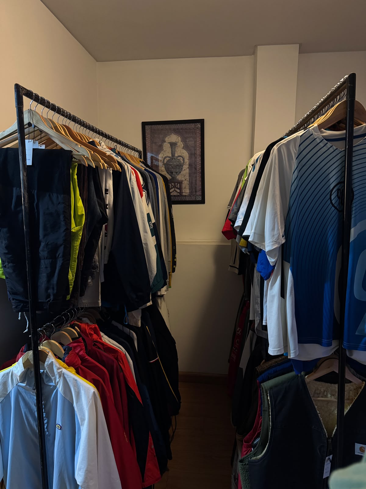 Perchero de camisetas de futbol y jerseys vintage